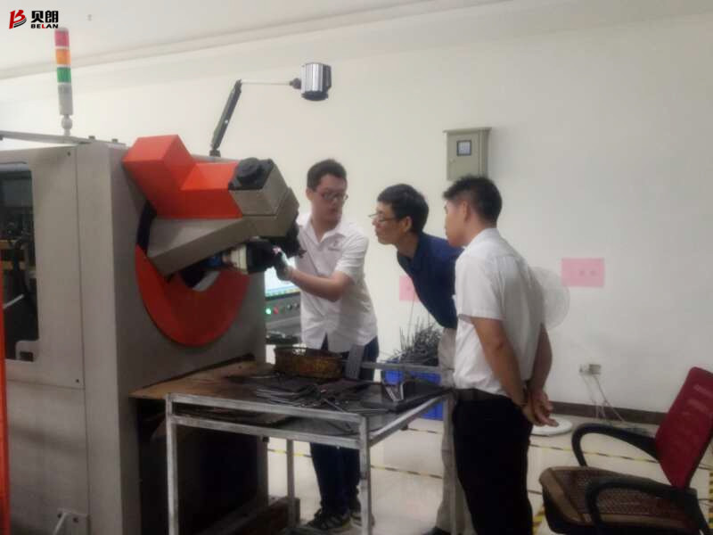 佛山客户来贝朗看不锈钢成型机，现场打样谈合作