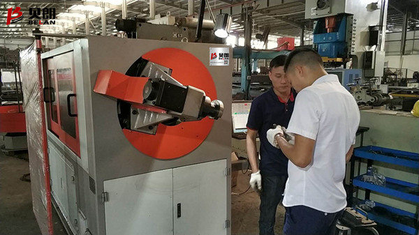 贝朗调机师在世铭五金家具车间 贝朗调机师在世铭五金家具车间