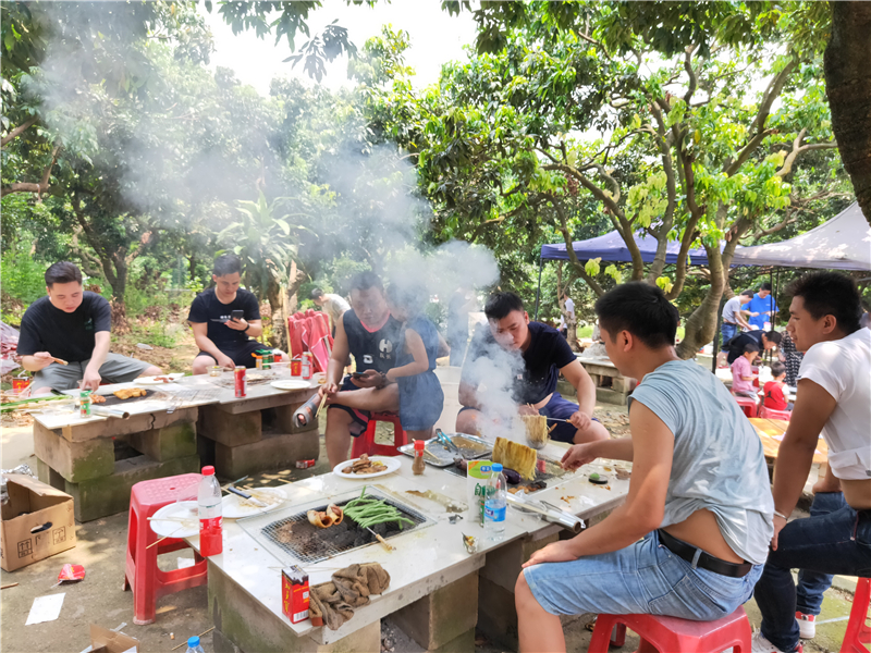 贝朗员工烧烤现场图片一